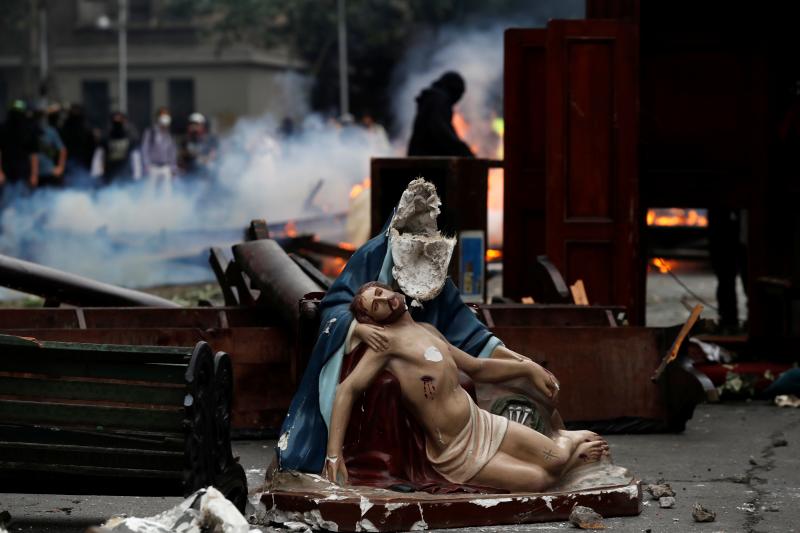 Aumenta la violencia en Chile. Miles de manifestantes volvieron este viernes a las calles para protestar contra las reformas del gobierno de Sebastián Piñera. La jornada dejó varios altercados violentos, además de daños en edificios emblemáticos. Destacan el incendio de un edificio histórico de la Universidad Pedro de Valdivia y el asalto a la parroquia de La Asunción. Bancos e imágenes religiosas fueron utilizados para construir una barricada y prendidos fuego.