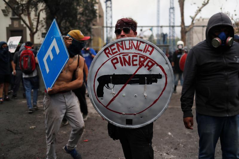 Aumenta la violencia en Chile. Miles de manifestantes volvieron este viernes a las calles para protestar contra las reformas del gobierno de Sebastián Piñera. La jornada dejó varios altercados violentos, además de daños en edificios emblemáticos. Destacan el incendio de un edificio histórico de la Universidad Pedro de Valdivia y el asalto a la parroquia de La Asunción. Bancos e imágenes religiosas fueron utilizados para construir una barricada y prendidos fuego.