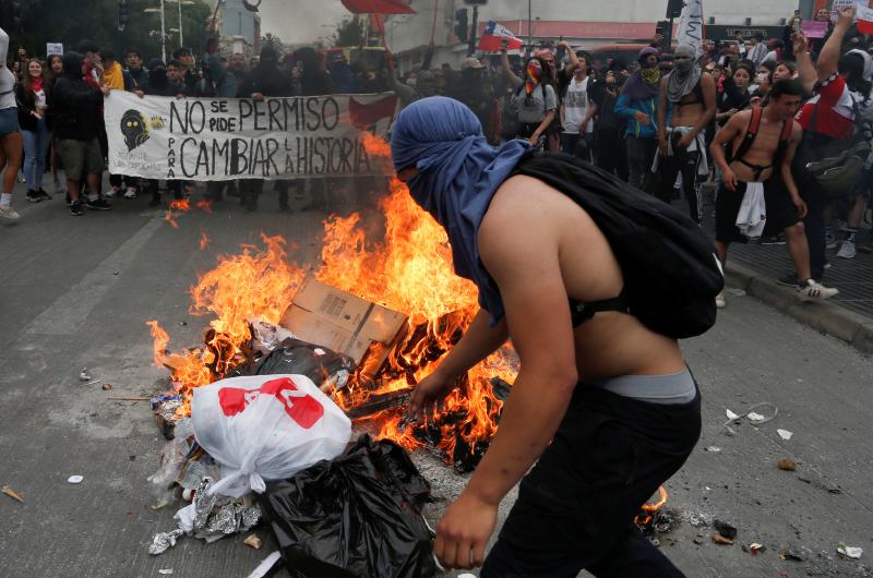 Aumenta la violencia en Chile. Miles de manifestantes volvieron este viernes a las calles para protestar contra las reformas del gobierno de Sebastián Piñera. La jornada dejó varios altercados violentos, además de daños en edificios emblemáticos. Destacan el incendio de un edificio histórico de la Universidad Pedro de Valdivia y el asalto a la parroquia de La Asunción. Bancos e imágenes religiosas fueron utilizados para construir una barricada y prendidos fuego.
