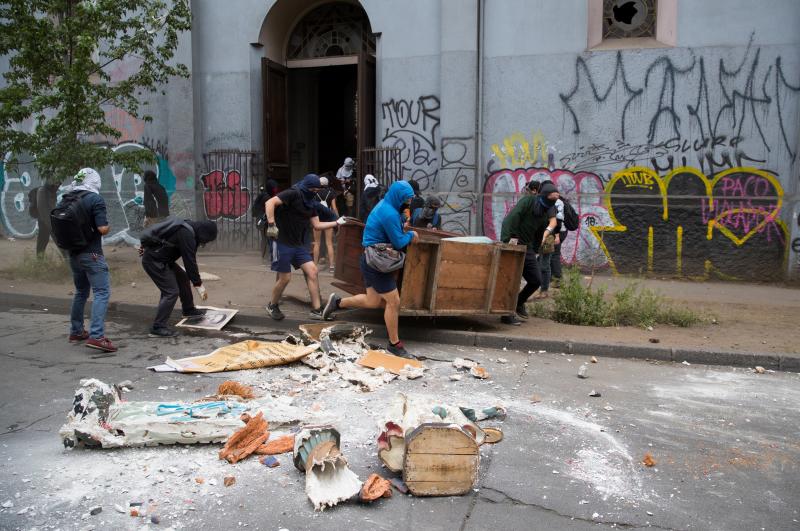 Aumenta la violencia en Chile. Miles de manifestantes volvieron este viernes a las calles para protestar contra las reformas del gobierno de Sebastián Piñera. La jornada dejó varios altercados violentos, además de daños en edificios emblemáticos. Destacan el incendio de un edificio histórico de la Universidad Pedro de Valdivia y el asalto a la parroquia de La Asunción. Bancos e imágenes religiosas fueron utilizados para construir una barricada y prendidos fuego.