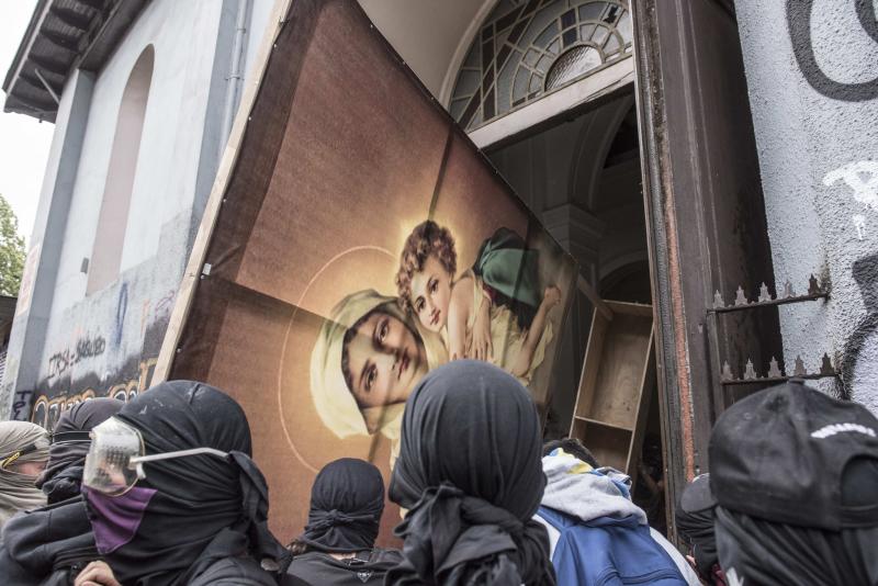 Aumenta la violencia en Chile. Miles de manifestantes volvieron este viernes a las calles para protestar contra las reformas del gobierno de Sebastián Piñera. La jornada dejó varios altercados violentos, además de daños en edificios emblemáticos. Destacan el incendio de un edificio histórico de la Universidad Pedro de Valdivia y el asalto a la parroquia de La Asunción. Bancos e imágenes religiosas fueron utilizados para construir una barricada y prendidos fuego.