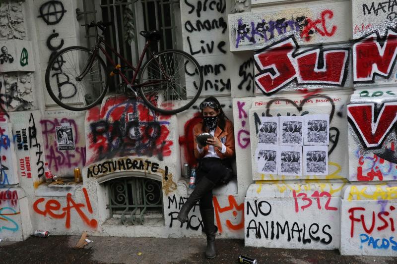 Aumenta la violencia en Chile. Miles de manifestantes volvieron este viernes a las calles para protestar contra las reformas del gobierno de Sebastián Piñera. La jornada dejó varios altercados violentos, además de daños en edificios emblemáticos. Destacan el incendio de un edificio histórico de la Universidad Pedro de Valdivia y el asalto a la parroquia de La Asunción. Bancos e imágenes religiosas fueron utilizados para construir una barricada y prendidos fuego.