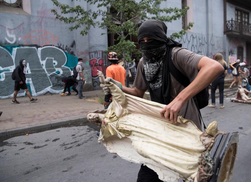 Aumenta la violencia en Chile. Miles de manifestantes volvieron este viernes a las calles para protestar contra las reformas del gobierno de Sebastián Piñera. La jornada dejó varios altercados violentos, además de daños en edificios emblemáticos. Destacan el incendio de un edificio histórico de la Universidad Pedro de Valdivia y el asalto a la parroquia de La Asunción. Bancos e imágenes religiosas fueron utilizados para construir una barricada y prendidos fuego.