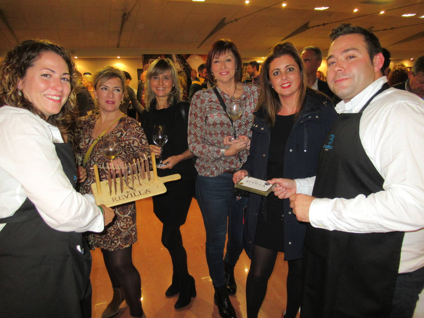 Los hermanos Marta y Óscar Cabeza, de la distribuidora Cabeza Blanco Gourmet, ofrecen anchoas Revilla para su degustación. 