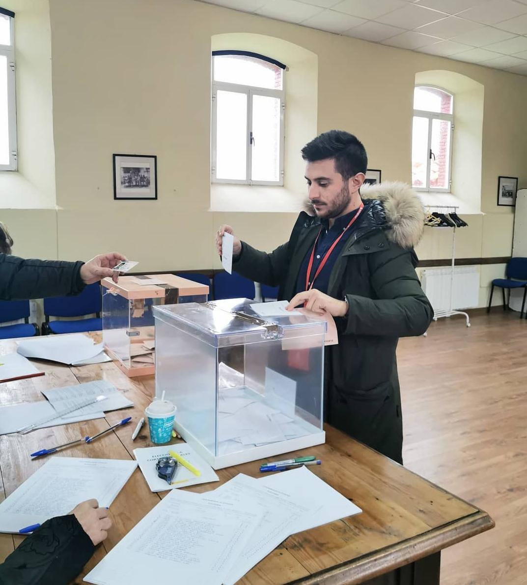 Todos los líderes políticos de la región, junto a los candidatos al Congreso y al Senado, han ejerdido ya su derecho al voto en diferentes colegios de la región. La normalidad es la tónica dominante en esta jornada, donde se no han producido incidentes destacados.