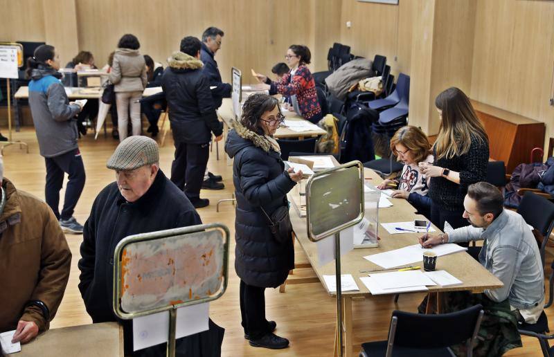 Todos los líderes políticos de la región, junto a los candidatos al Congreso y al Senado, han ejerdido ya su derecho al voto en diferentes colegios de la región. La normalidad es la tónica dominante en esta jornada, donde se no han producido incidentes destacados.