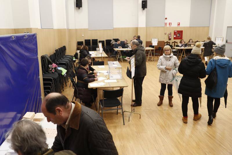 Todos los líderes políticos de la región, junto a los candidatos al Congreso y al Senado, han ejerdido ya su derecho al voto en diferentes colegios de la región. La normalidad es la tónica dominante en esta jornada, donde se no han producido incidentes destacados.