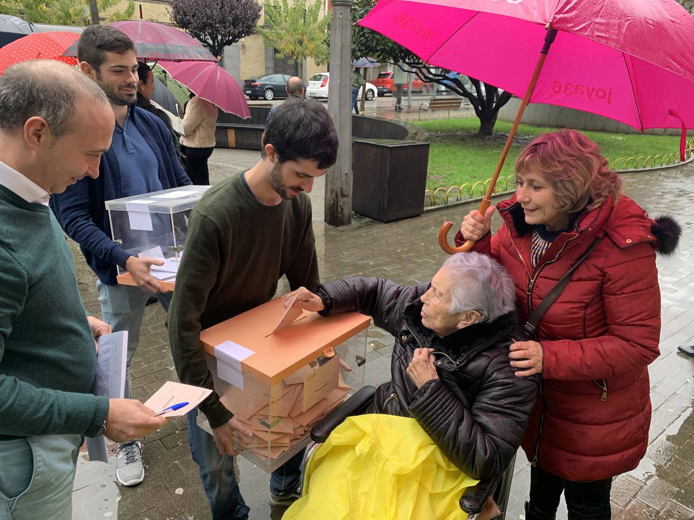 Todos los líderes políticos de la región, junto a los candidatos al Congreso y al Senado, han ejerdido ya su derecho al voto en diferentes colegios de la región. La normalidad es la tónica dominante en esta jornada, donde se no han producido incidentes destacados.