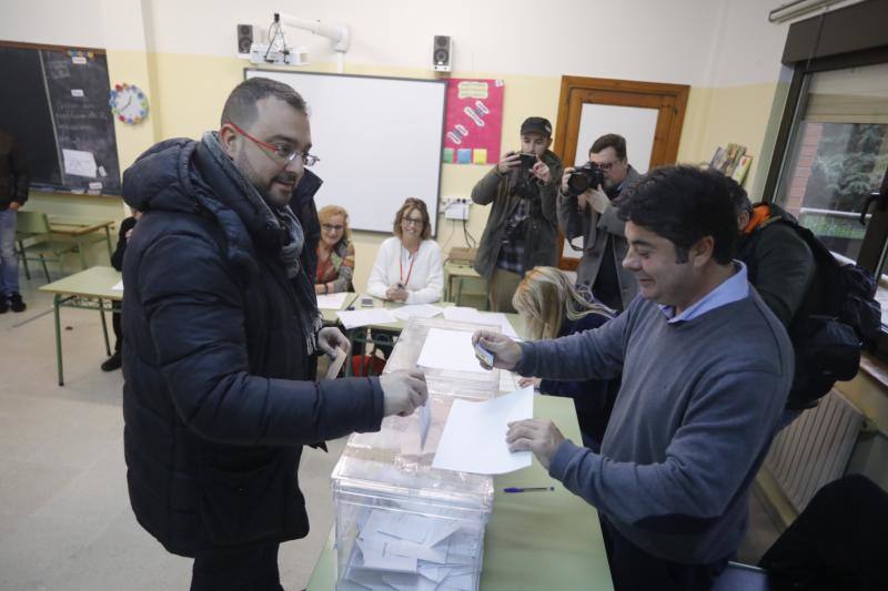 Todos los líderes políticos de la región, junto a los candidatos al Congreso y al Senado, han ejerdido ya su derecho al voto en diferentes colegios de la región. La normalidad es la tónica dominante en esta jornada, donde se no han producido incidentes destacados.