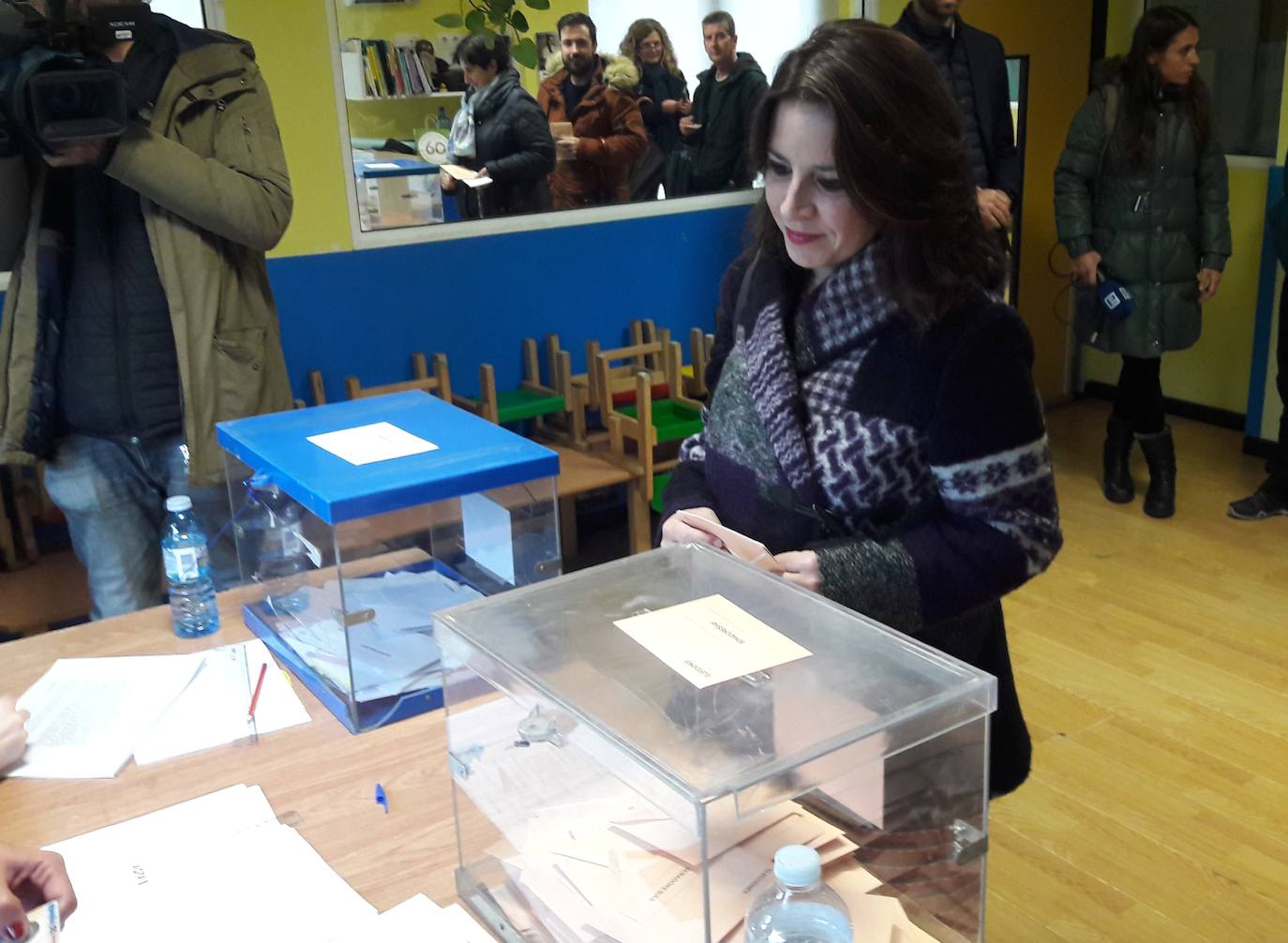 Todos los líderes políticos de la región, junto a los candidatos al Congreso y al Senado, han ejerdido ya su derecho al voto en diferentes colegios de la región. La normalidad es la tónica dominante en esta jornada, donde se no han producido incidentes destacados.