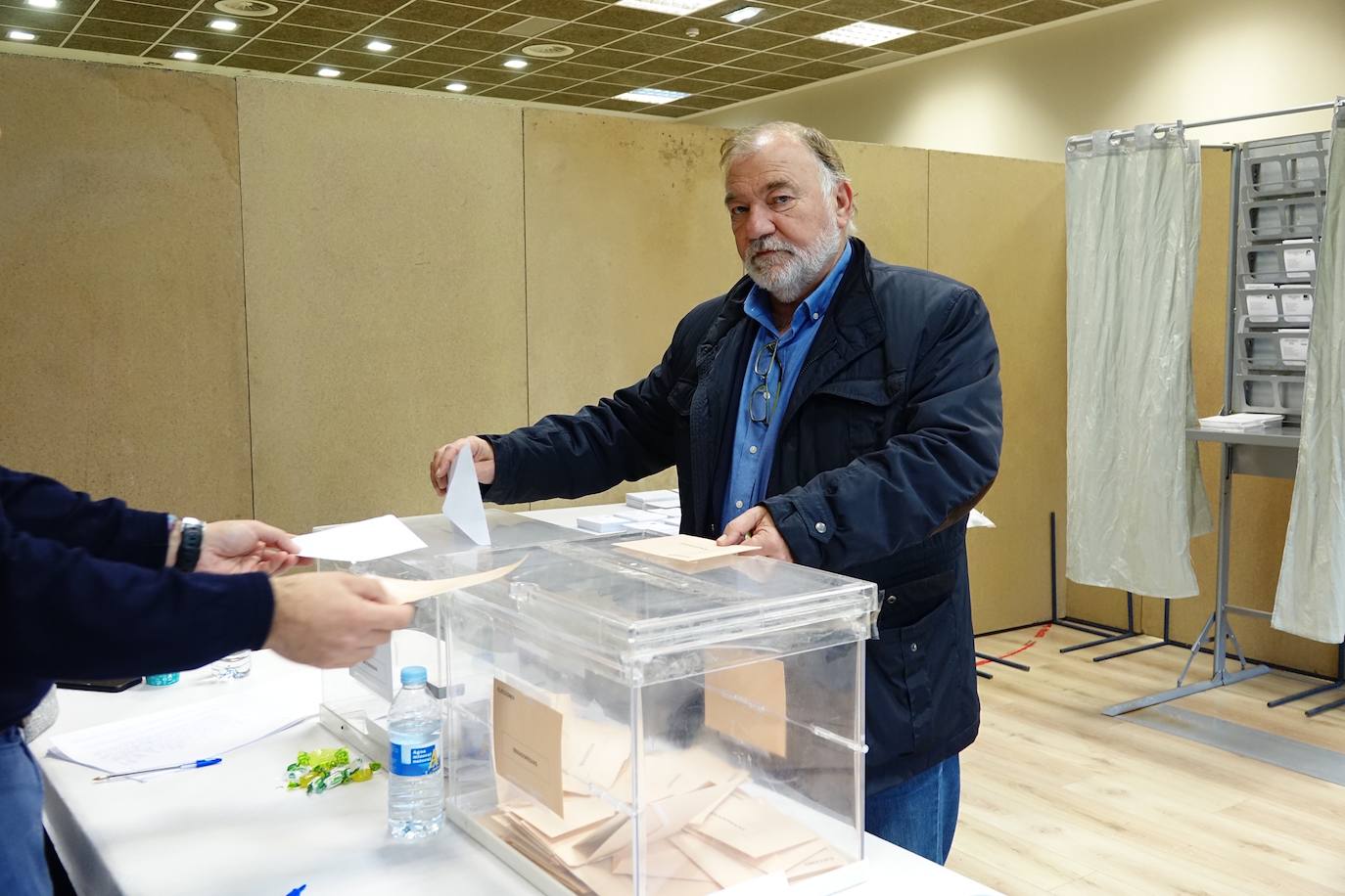 Todos los líderes políticos de la región, junto a los candidatos al Congreso y al Senado, han ejerdido ya su derecho al voto en diferentes colegios de la región. La normalidad es la tónica dominante en esta jornada, donde se no han producido incidentes destacados.