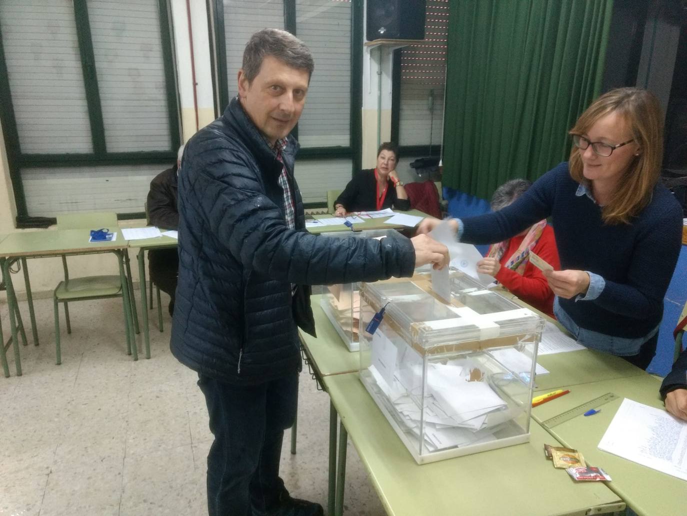 Todos los líderes políticos de la región, junto a los candidatos al Congreso y al Senado, han ejerdido ya su derecho al voto en diferentes colegios de la región. La normalidad es la tónica dominante en esta jornada, donde se no han producido incidentes destacados.