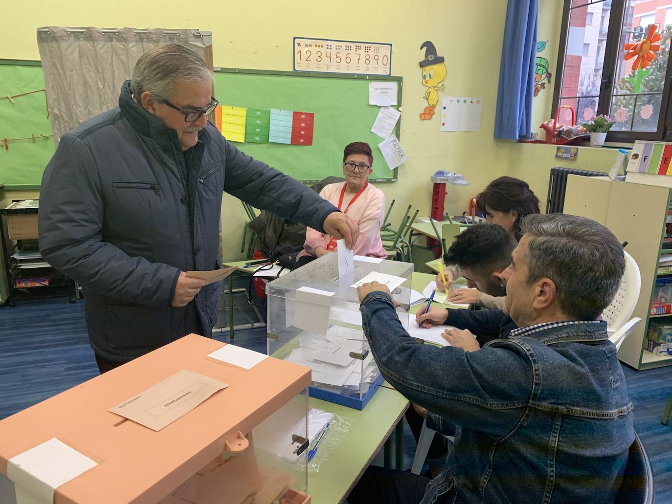 Todos los líderes políticos de la región, junto a los candidatos al Congreso y al Senado, han ejerdido ya su derecho al voto en diferentes colegios de la región. La normalidad es la tónica dominante en esta jornada, donde se no han producido incidentes destacados.