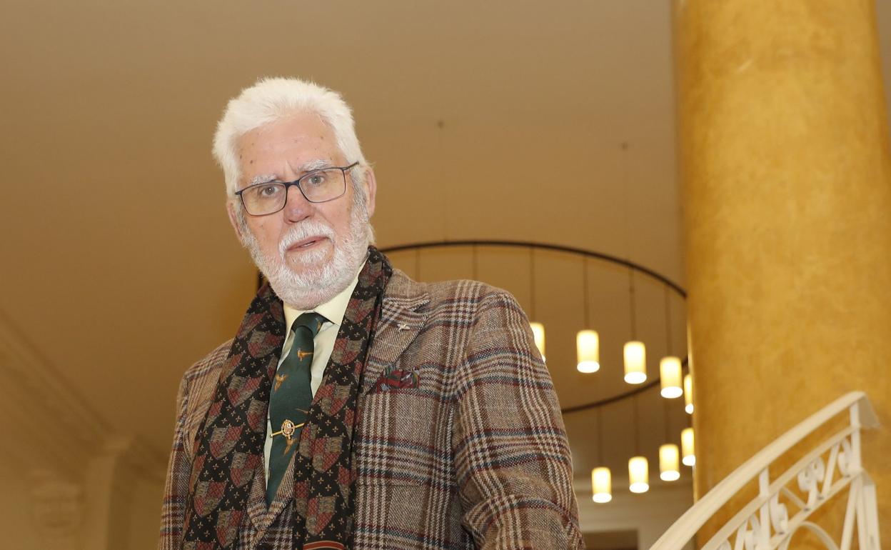 Luis Rubio, en las escaleras de la Escuela de Comercio, sede del Ateneo Jovellanos. 
