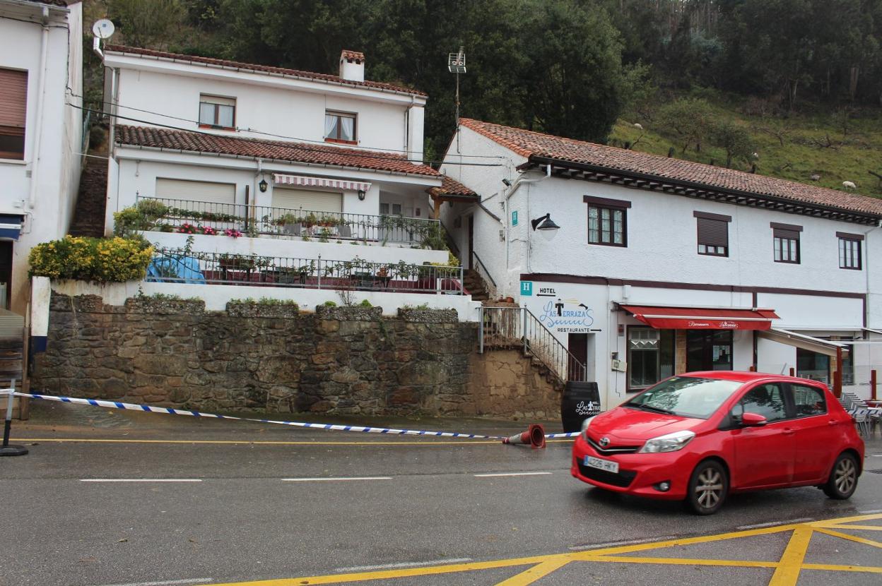 Las viviendas desalojadas en Tazones, ya con menos barro. 