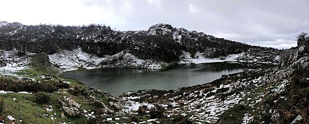 El Bricial, conocido como el 'tercer lago' de Covadonga, luce estos días repleto de agua. 
