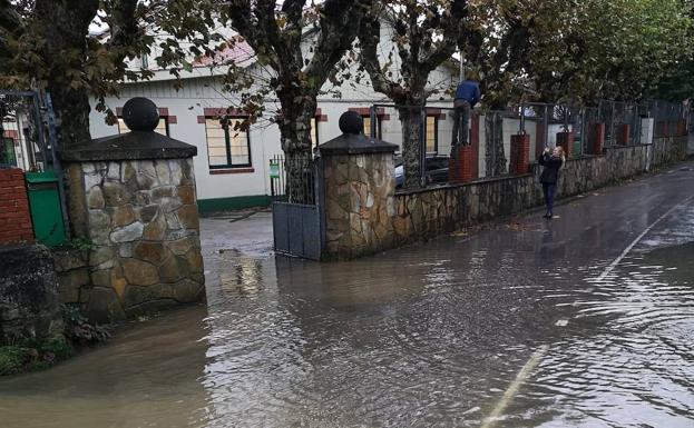 Accesos al colegio de Cabueñes, anegados.