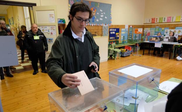 José María Figaredo, votando en el colegio Pablo Miaja