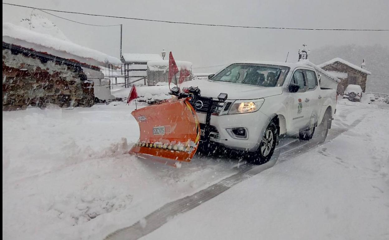 Una quitanieves trabaja en La Peral, en Somiedo.