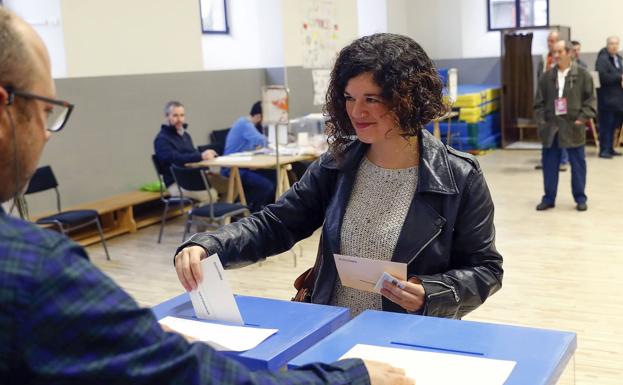 Sofía Castañón, votando en Gijón.