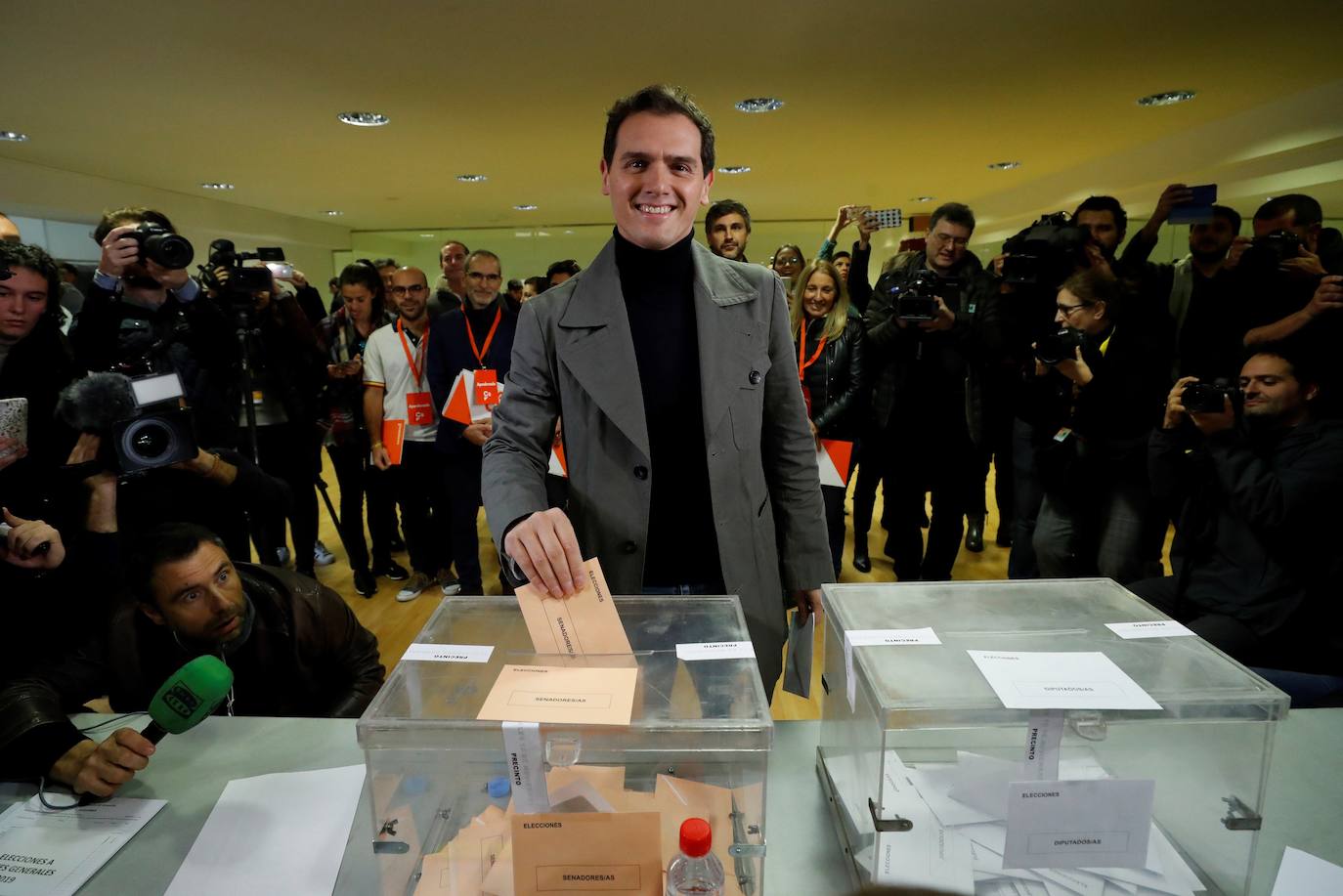 El candidato de Ciudadanos a la Presidencia del Gobierno, Albert Rivera, vota en el Colegio Volturno de Pozuelo de Alarcón (Madrid). 