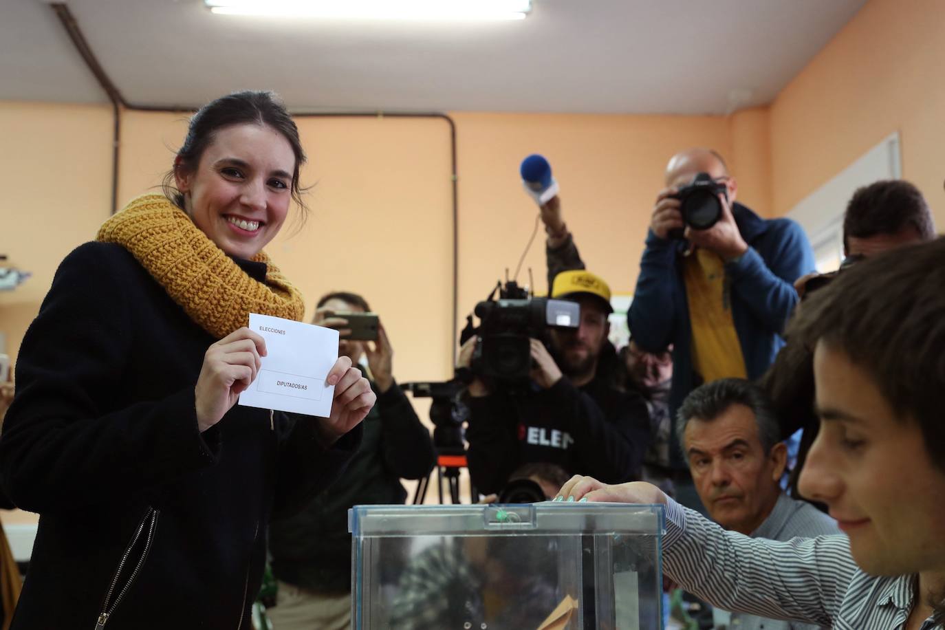 La dirigente de Unidas Podemos Irene Montero deposita su voto en la localidad madrileña de Galapagar.