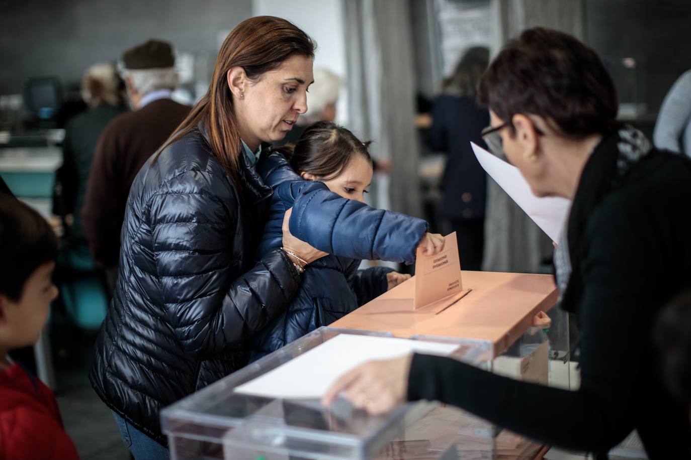 Una madre vota junto a su hija en un colegio de Valencia. 