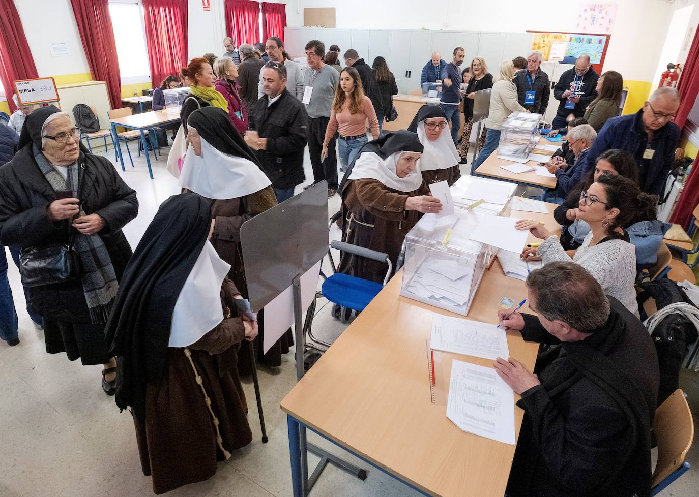 Un grupo de monjas ejercen su derecho al voto en el colegio Sor Ángela de la Cruz en Sevilla.