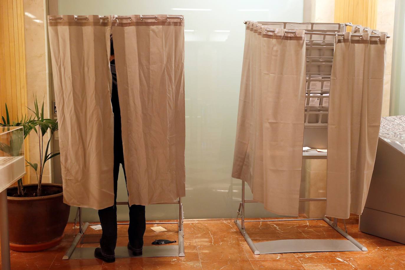 Una persona elige su voto en una cabina en un colegio en Santa Cruz de Tenerife. 