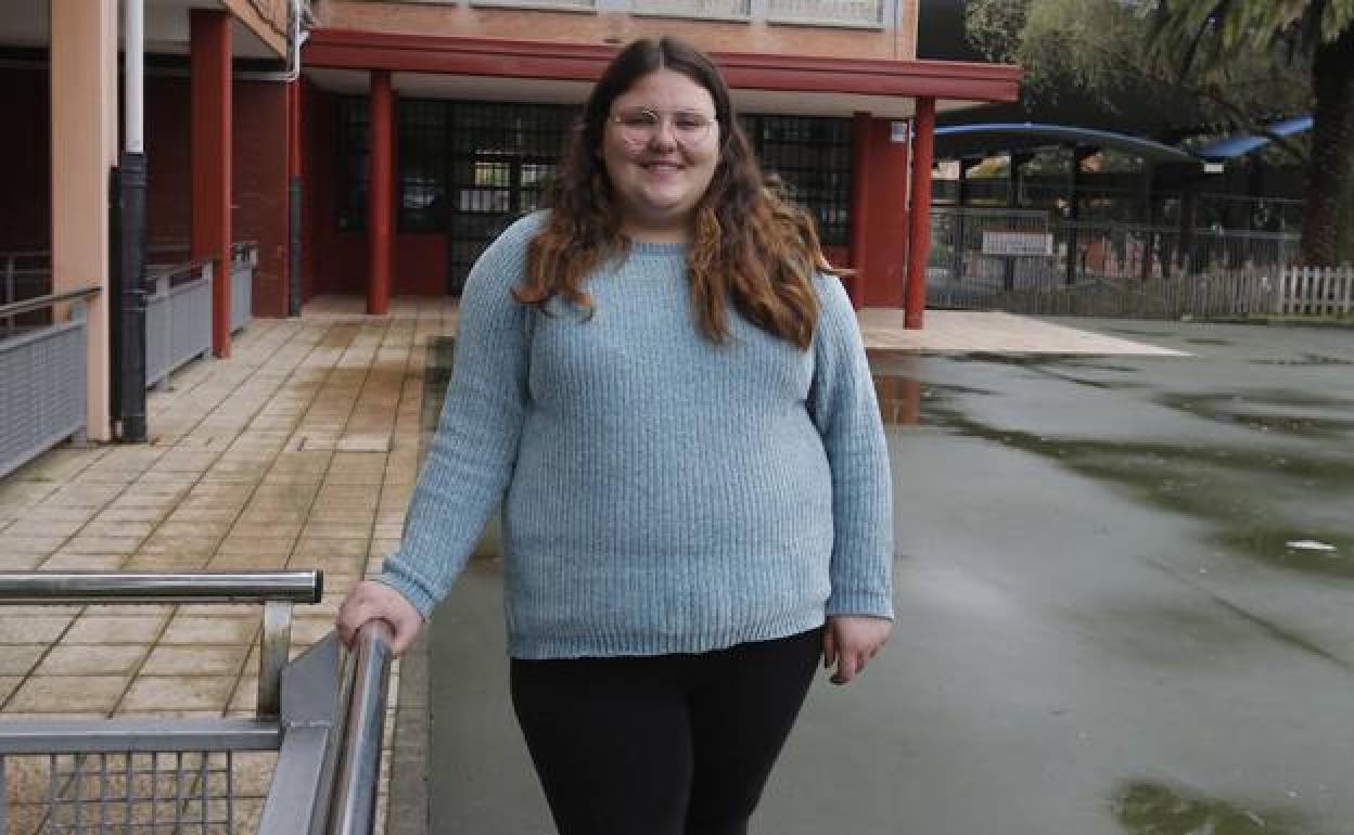 Irene Irace, frente al colegio Noega, donde votará. :: peteiro