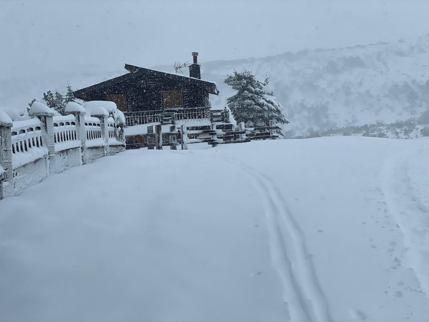 La nieve acumulada obliga a circular con cadenas en varios puertos de montaña y carreteras secundarias de la región. Además, las fuertes lluvias caídas estos días han provocado el corte de la carretera de San San Esteban de Cuñaba, en Peñamellera Baja, por un argayu.