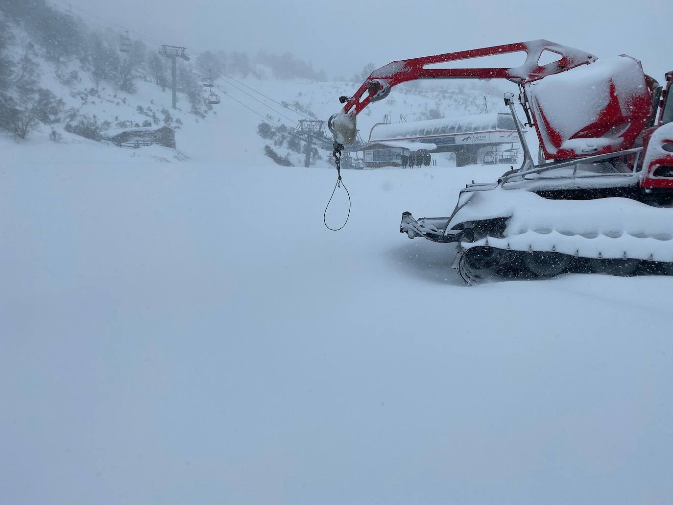 La nieve acumulada obliga a circular con cadenas en varios puertos de montaña y carreteras secundarias de la región. Además, las fuertes lluvias caídas estos días han provocado el corte de la carretera de San San Esteban de Cuñaba, en Peñamellera Baja, por un argayu.