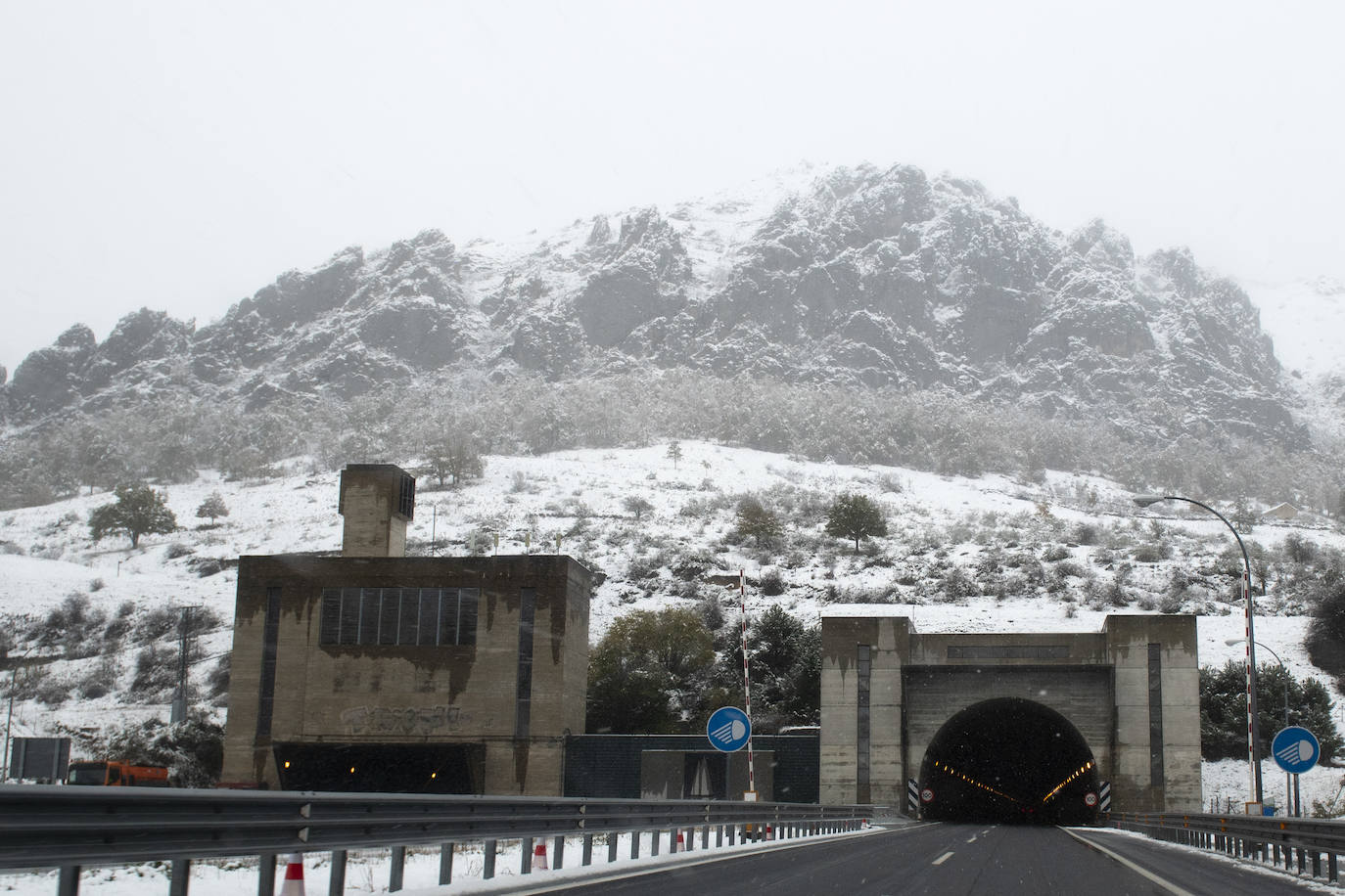 La nieve acumulada obliga a circular con cadenas en varios puertos de montaña y carreteras secundarias de la región. Además, las fuertes lluvias caídas estos días han provocado el corte de la carretera de San San Esteban de Cuñaba, en Peñamellera Baja, por un argayu.