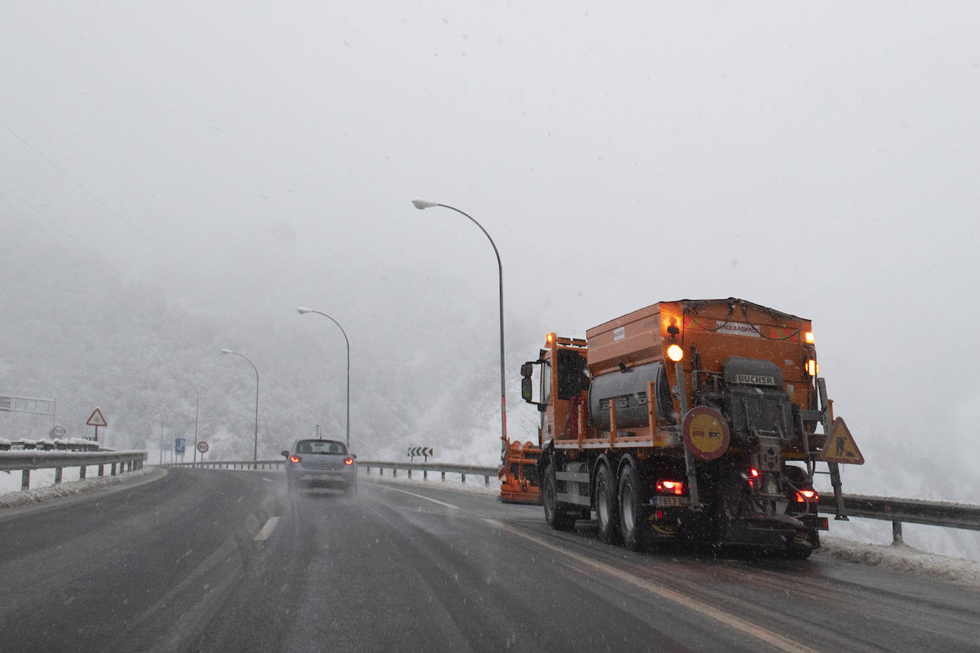 La nieve acumulada obliga a circular con cadenas en varios puertos de montaña y carreteras secundarias de la región. Además, las fuertes lluvias caídas estos días han provocado el corte de la carretera de San San Esteban de Cuñaba, en Peñamellera Baja, por un argayu.