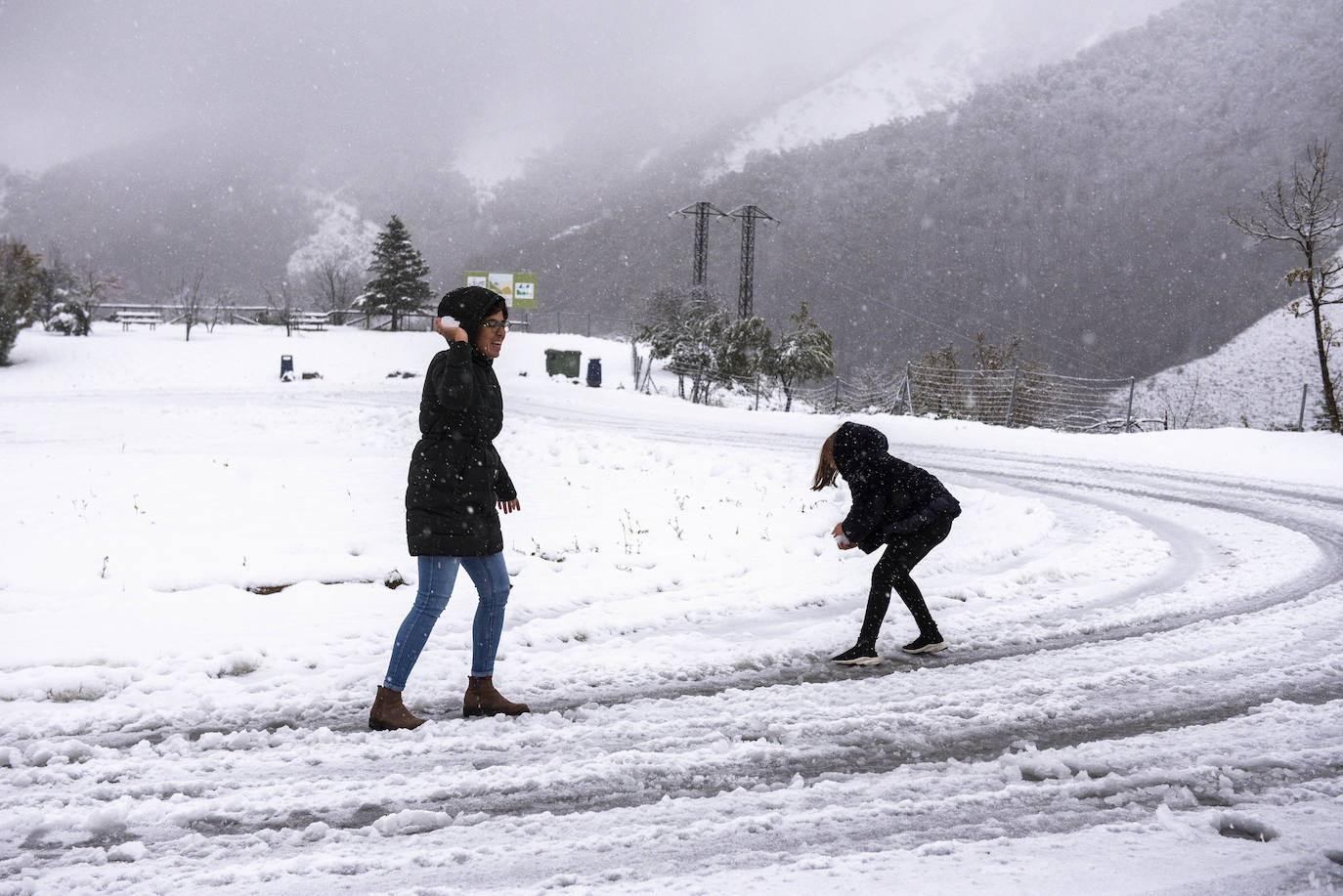 La nieve acumulada obliga a circular con cadenas en varios puertos de montaña y carreteras secundarias de la región. Además, las fuertes lluvias caídas estos días han provocado el corte de la carretera de San San Esteban de Cuñaba, en Peñamellera Baja, por un argayu.