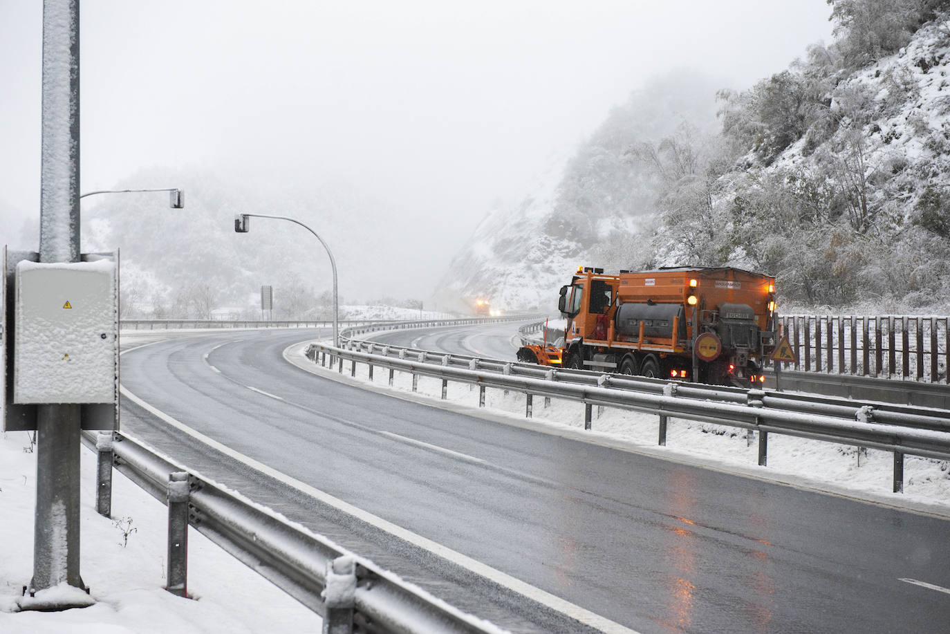 La nieve acumulada obliga a circular con cadenas en varios puertos de montaña y carreteras secundarias de la región. Además, las fuertes lluvias caídas estos días han provocado el corte de la carretera de San San Esteban de Cuñaba, en Peñamellera Baja, por un argayu.