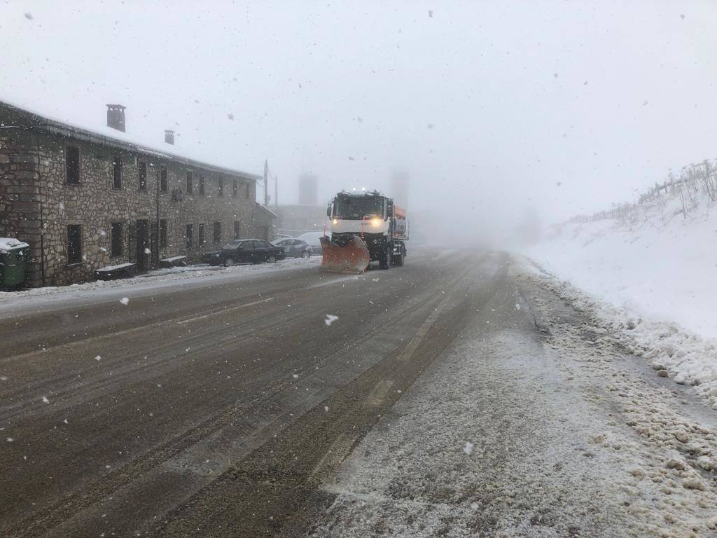 La nieve acumulada obliga a circular con cadenas en varios puertos de montaña y carreteras secundarias de la región. Además, las fuertes lluvias caídas estos días han provocado el corte de la carretera de San San Esteban de Cuñaba, en Peñamellera Baja, por un argayu.