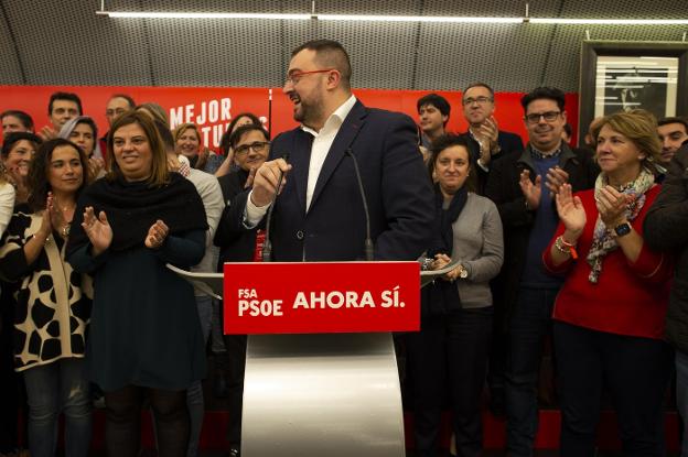 Adrián Barbón, en el centro, durante su comparecencia para valorar el resultado de las elecciones en Asturias. 