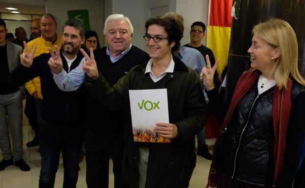 José María Figaredo hace el símbolo de la victoria junto a Rodolfo Espina, presidente del partido en Asturias, y los ediles de Vox en el Ayuntamiento de Oviedo Hugo Huerta y Cristina Coto.