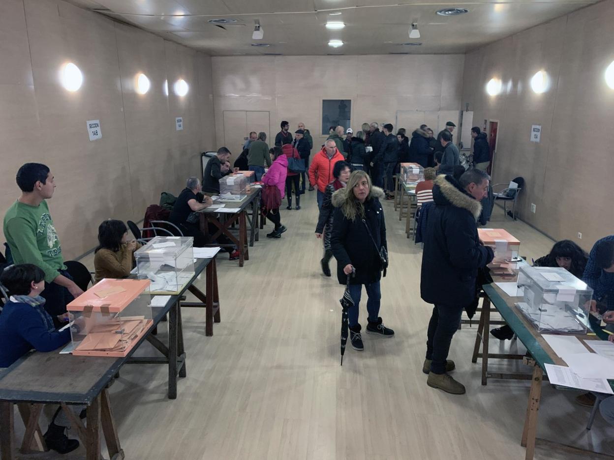 Colegio electoral en la Casa de Cultura de Mieres. 