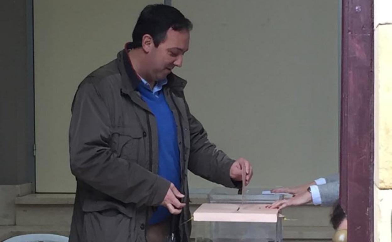 El alcalde, Alejandro Vega, votando en el Ayuntamiento.