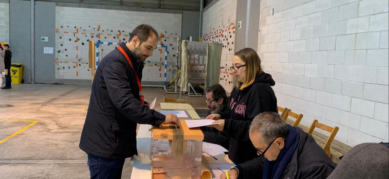 El socialista David Álvarez, alcalde de Pravia, ejerciendo su derecho a voto ayer por la mañana.