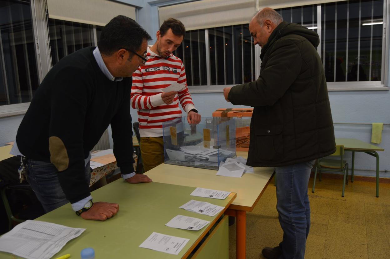 Un momento del recuento de las papeletas en un colegio electoral de Cangas del Narcea. 