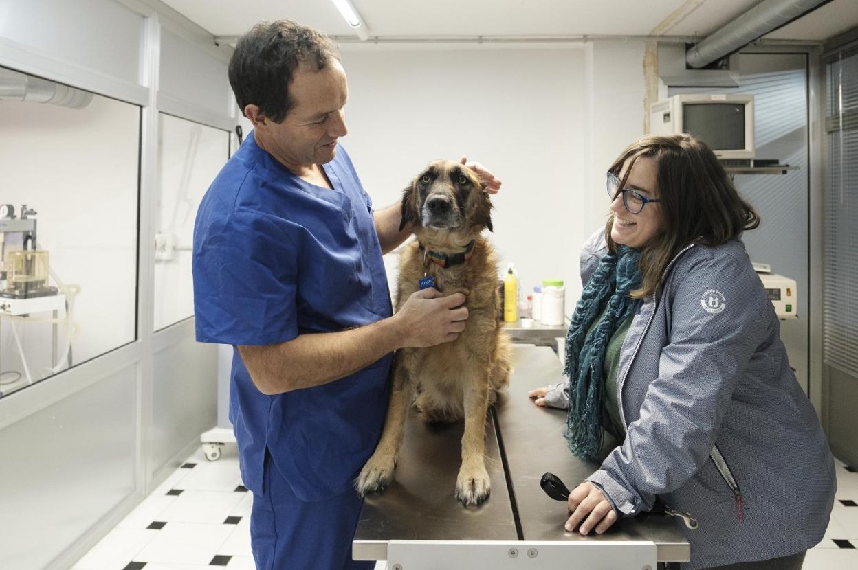 José Larrinaga, 'Arya' y María Prieto, en Asturpet. 