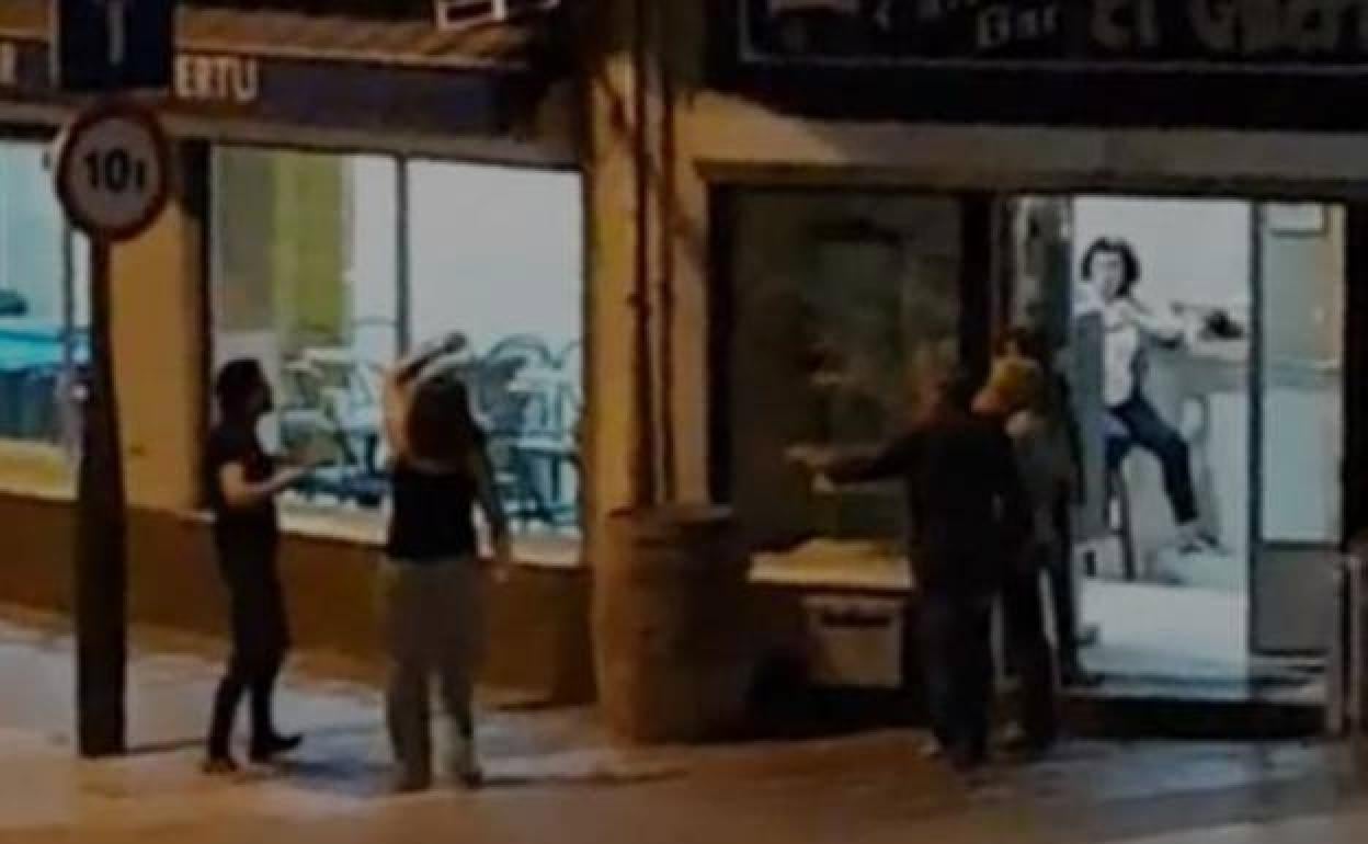 La acusada, durante una discusión con su expareja, a la derecha. 