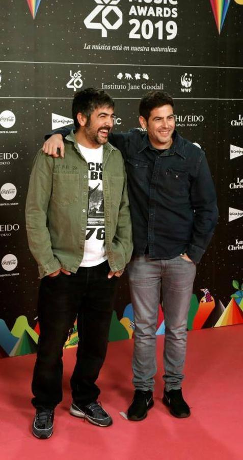 David y José Muñoz fieles a su estilo con vaqueros, camisa vaquera y deportivas.