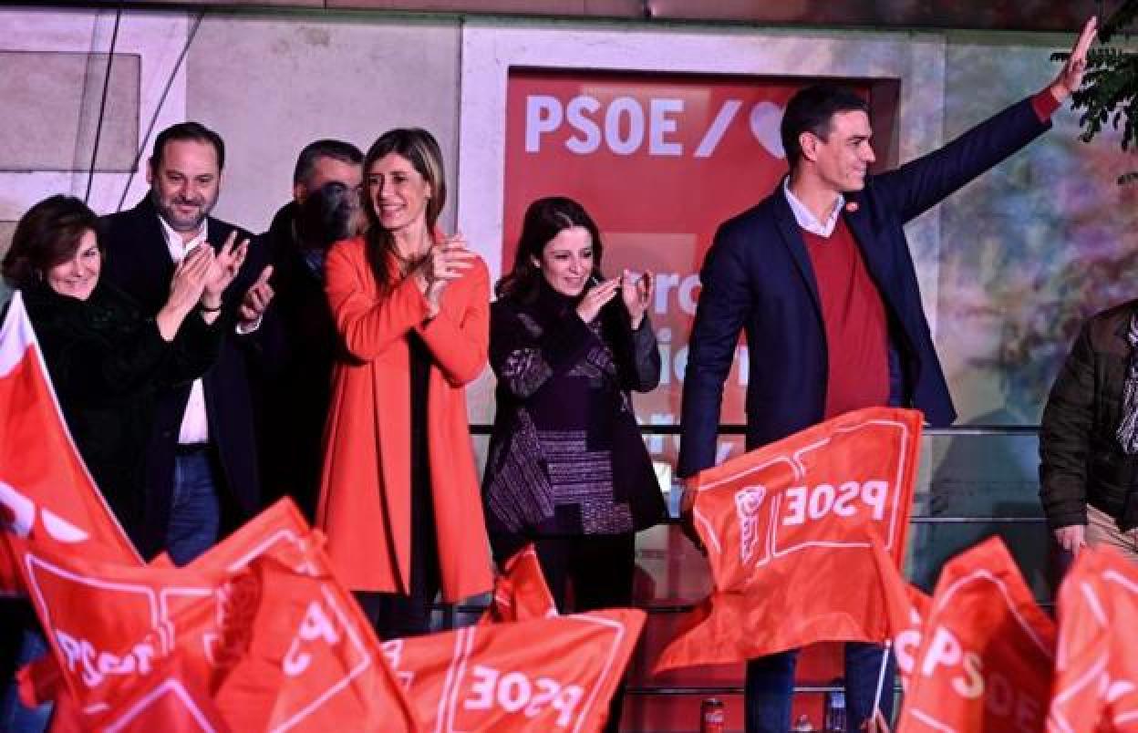 Adriana Lastra (centro), celebra la victoria del PSOE junto a Pedro Sánchez.