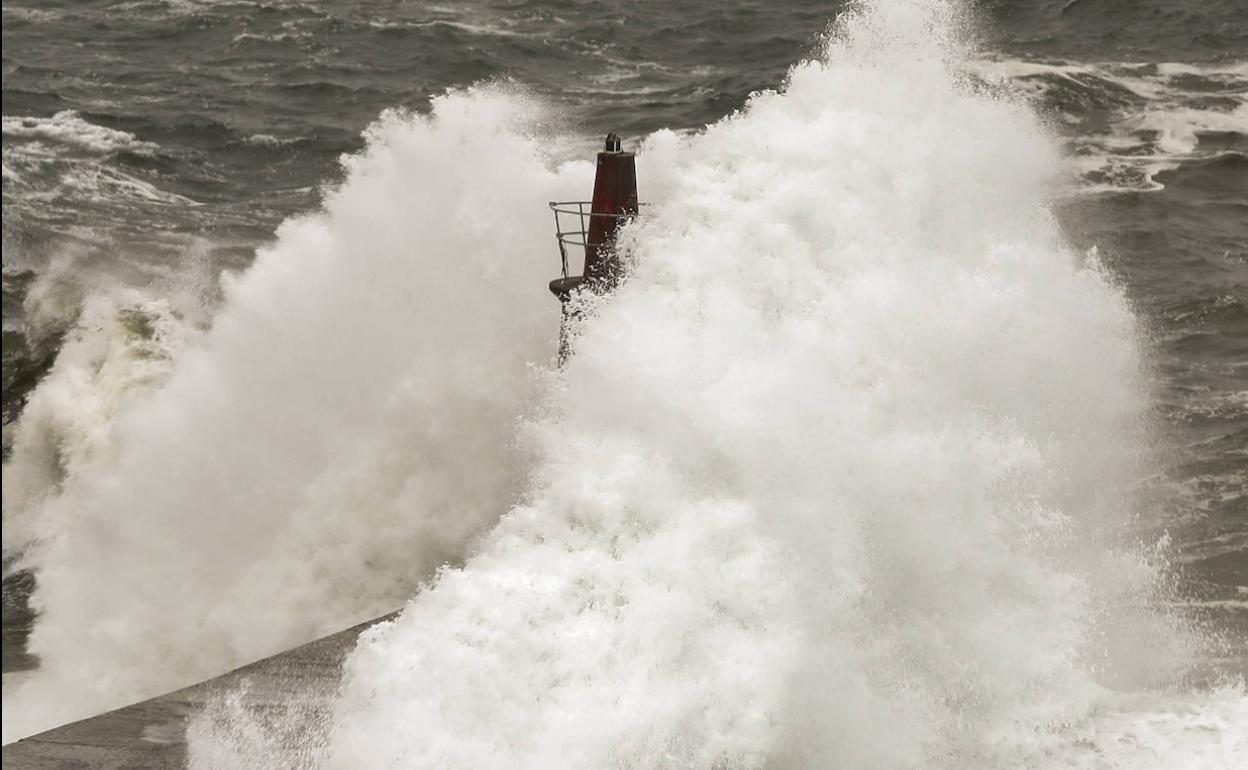 Temporal en Asturias: Tres días de alerta por viento y oleaje