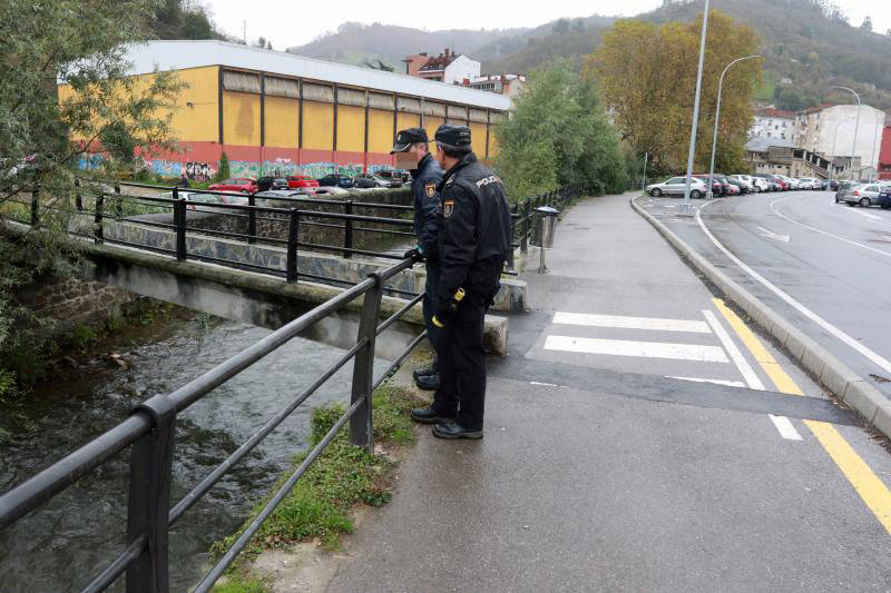 Un hombre ha apuñalado y matado a su yerno en su domicilio familiar en Mieres tras una disputa familiar, y posteriormente se ha entregado a la Policía. 