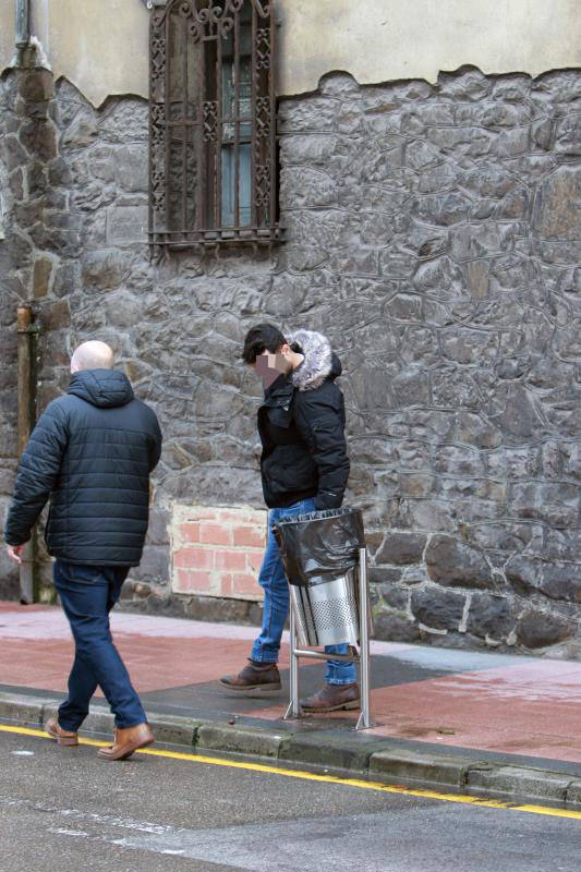 Un hombre ha apuñalado y matado a su yerno en su domicilio familiar en Mieres tras una disputa familiar, y posteriormente se ha entregado a la Policía. 